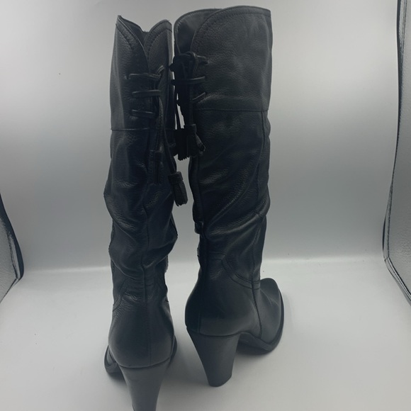 Gorgeous black leather heeled boots - Picture 3 of 4